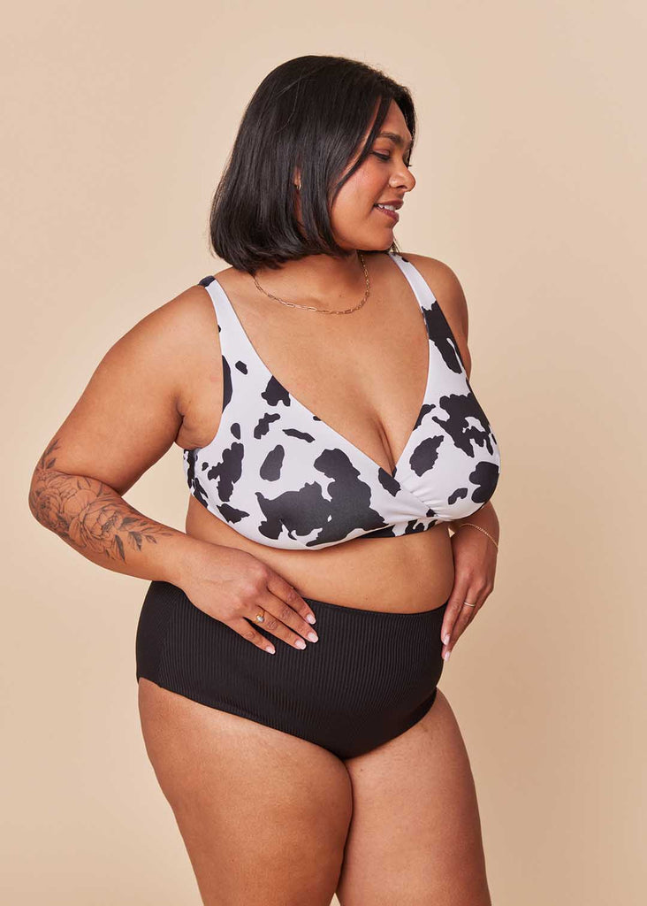 a mid size woman in a mix and match bikini